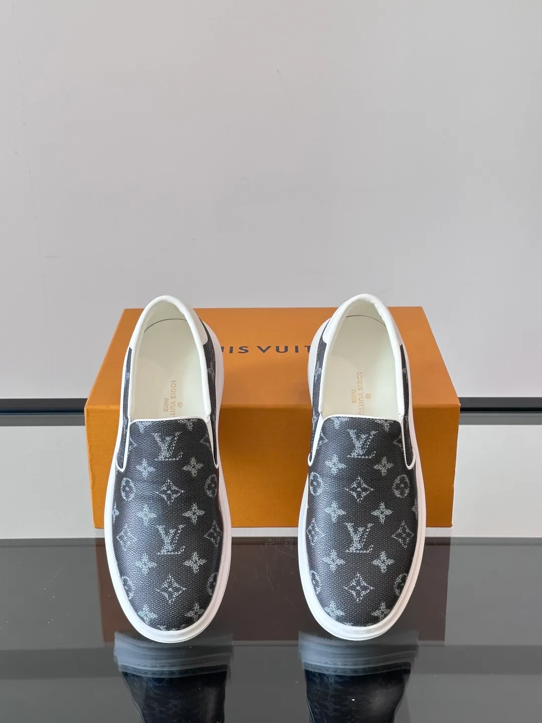 Men's shoes 💰p360 "LOUIS VUITTO＊" Classic presbyopic slip-on loafers are made of classic Damier Gra men's shoes 💰phite canvas, with LV logo embellishment on the shoe body, leather straps decorated with LV metal logo buckles, smooth calf leather trim, and Monogram flower rubber outsole, full of youthful vitality and elegance. Blake craftsmanship and hand-stitched uppers cleverly establish recognition, and the standard sheepskin lining provides a comfortable and soft foot feel! Size: 38-44